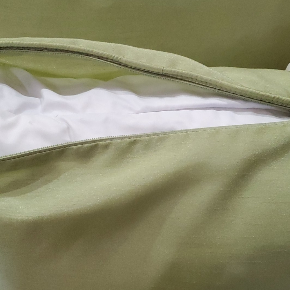 2 NWT Pillows - Picture 2 of 2